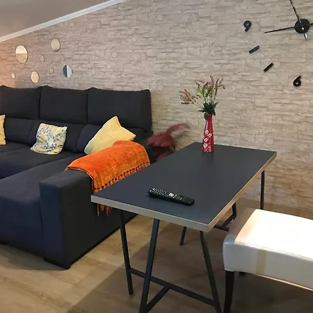 Con Amplia Terraza Cerca Del Hospital Clinico *