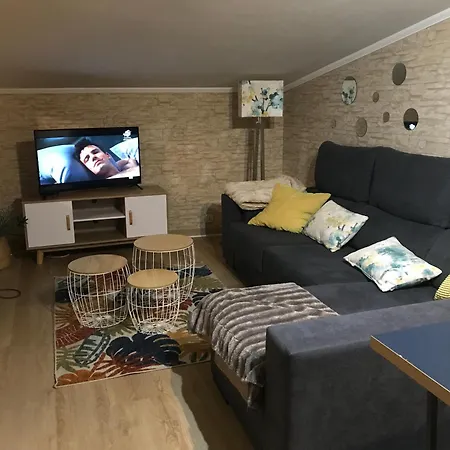 Con Amplia Terraza Cerca Del Hospital Clinico Apartmán *